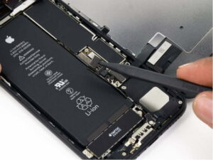 tecnico consertando um iphone aberto